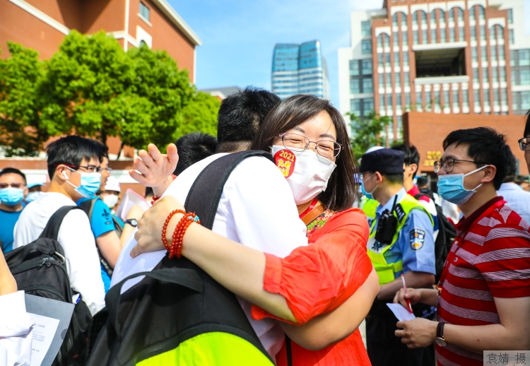 今年上海有四万多名考生具备本科填报资格，本科普通批录取结果7月25日公布