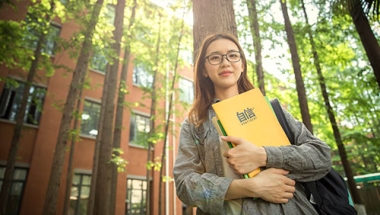 本科应届毕业生落户深圳，报到证必须由学校改派吗